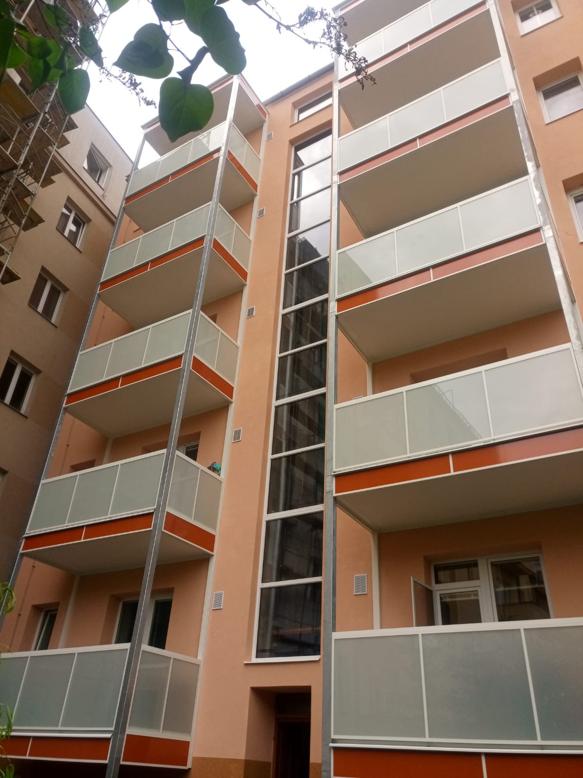Nová fasáda a balkony bytového domu 